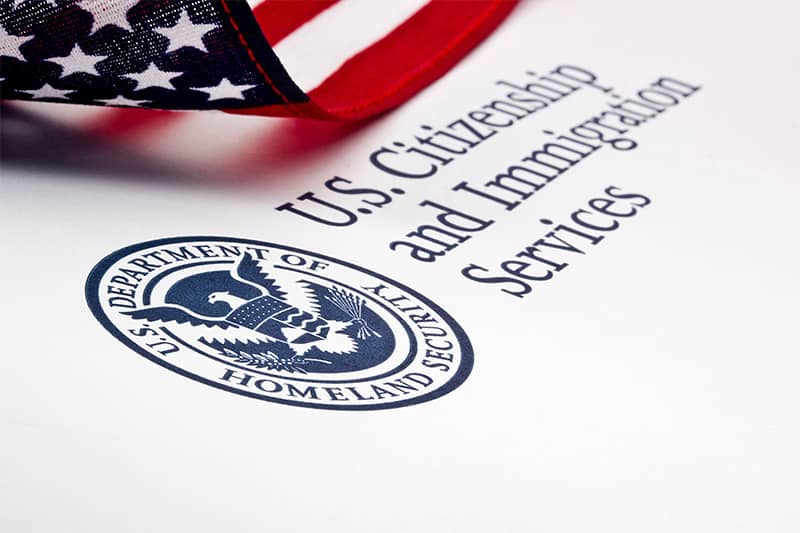 ¿Puedo Demandar a USCIS por un Retraso en mi Solicitud?